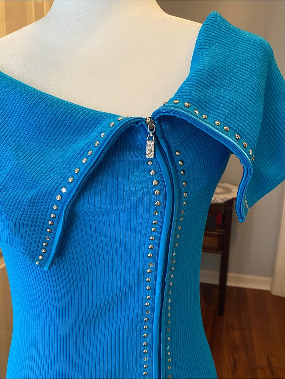 VINTAGE CACHE Bright Blue Ribbed Off-Shoulder Top with Zip and Studs - Picture 10 of 15
